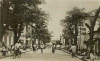 Porto Novo, rue Doumergues - La ville de Porto-Novo est le chef-lieu du cercle du même nom et le lieu de résidence, avec Cotonou, du Gouverneur général de la colonie. Le cercle compte en 1948 une population de 324 817 Africains et 500 Européens (Guid’AOF – édition 1948).